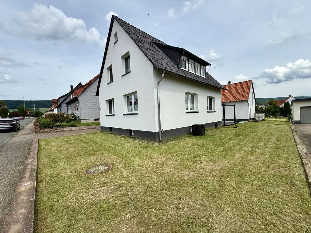 Immobilie in Dielmissen - Freistehendes Einfamilienhaus | 7 Zimmer | 2 Bäder | Kamin | Einbauküche | 2025 umfassend saniert - Bild 1
