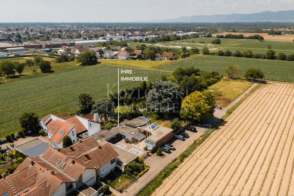 Immobilie in Haßloch - In Privatstraße am Feldrand - Design-Bungalow mit großem Traumgarten! - Bild 1