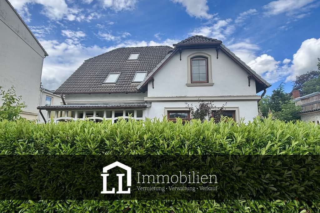 Immobilie in Bad Bramstedt - Bezugsfreie Eigentumswohnung über zwei Ebenen mit Gartenanteil und Carport (provisionsfrei). - Bild 0