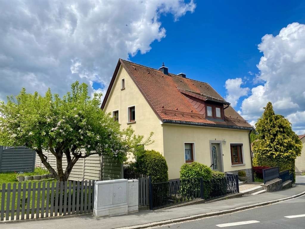 Immobilie in Gefrees - Charmantes und solides Einfamilienhaus mit vielen Modernisierungen/Sanierungen in schöner Lage - Bild 0