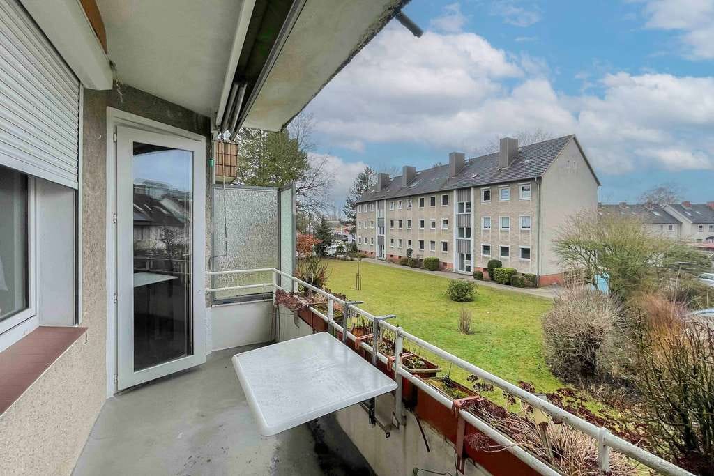 Immobilie in Lübeck - Sanierungsprojekt mit Potenzial: 3-Zimmer-Wohnung auf Erbbaugrundstück in ruhiger Wohnanlage - Bild 1