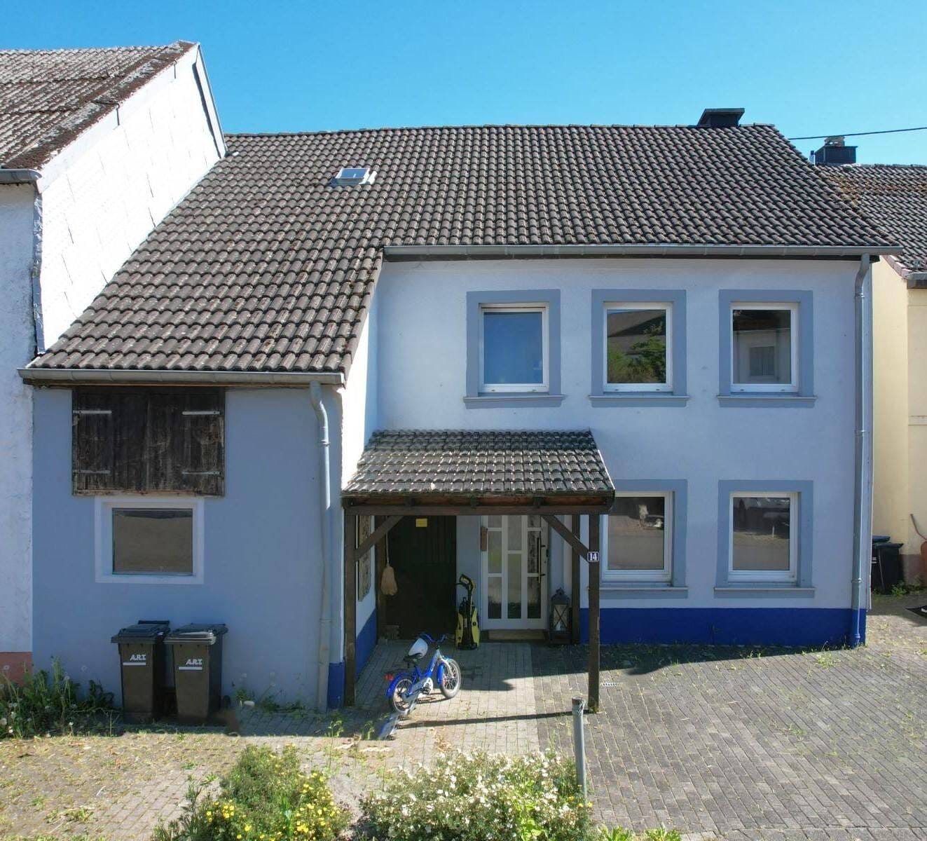 Immobilie in Schüller - Einseitig angebautes Wohnhaus mit Stall, Balkon, Garten, Carport und schöner Aussicht in Schüller - Bild 1
