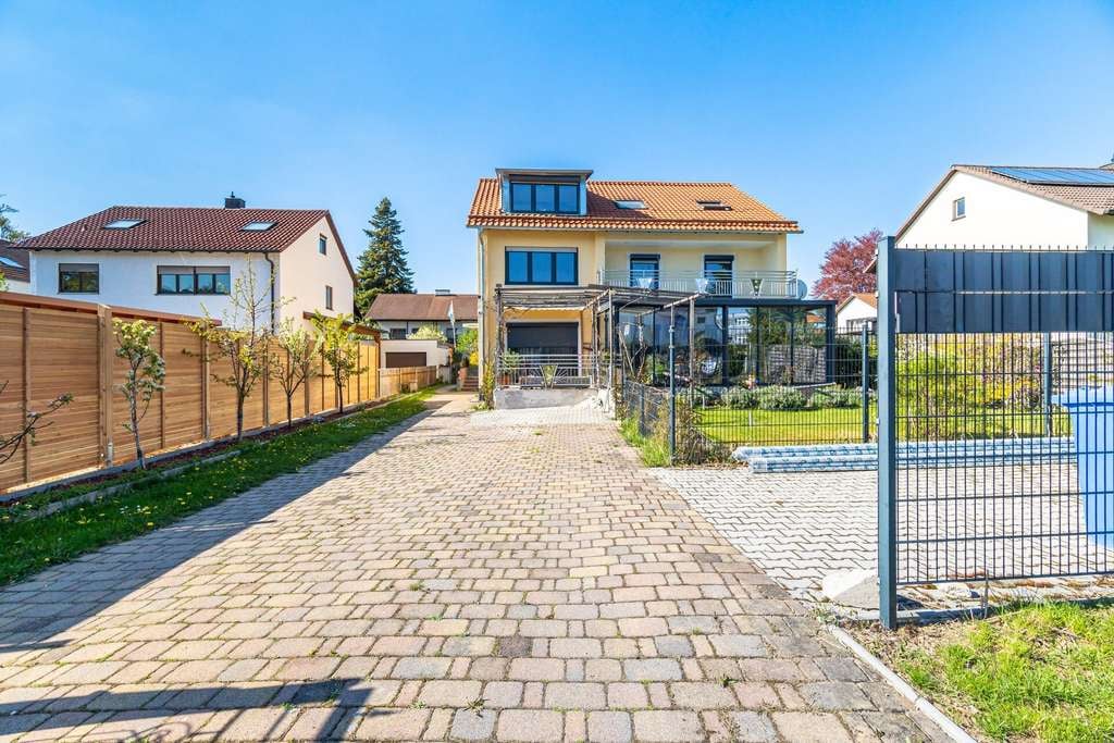Immobilie in Hohenbrunn - Modernes Wohnen im Dachgeschoss – stilvolle 3-Zimmer-Wohnung mit Charme - Bild 0