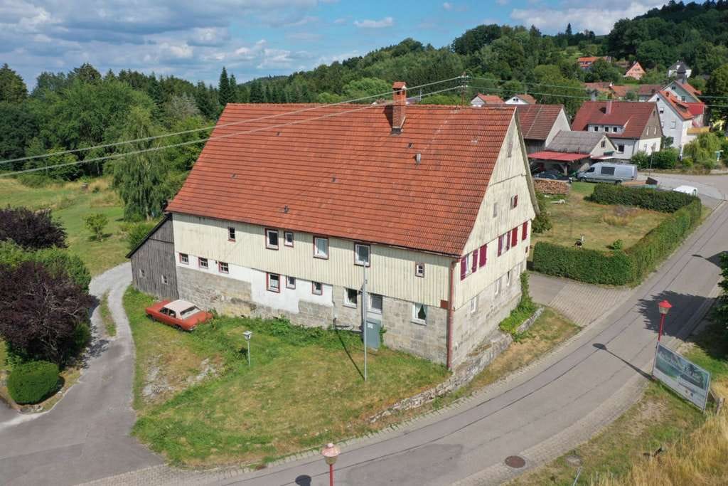 Immobilie in Gschwend - Haus mit Potential für 3 Wohnungen und Baugrundstück in ruhiger Ortsrandlage von Gschwend - Bild 1