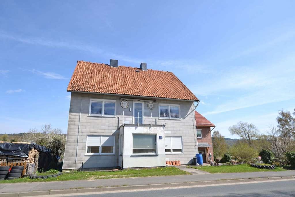 Immobilie in Eimen - Fachwerkhaus mit ausgebauter Scheune in 37632 Mainzholzen - Bild 1