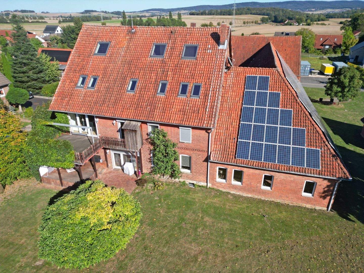 Immobilie in Apelern - Attraktives Mehrfamilienhaus mit Gewerbeflächen und nachhaltigem Energiekonzept - Bild 1