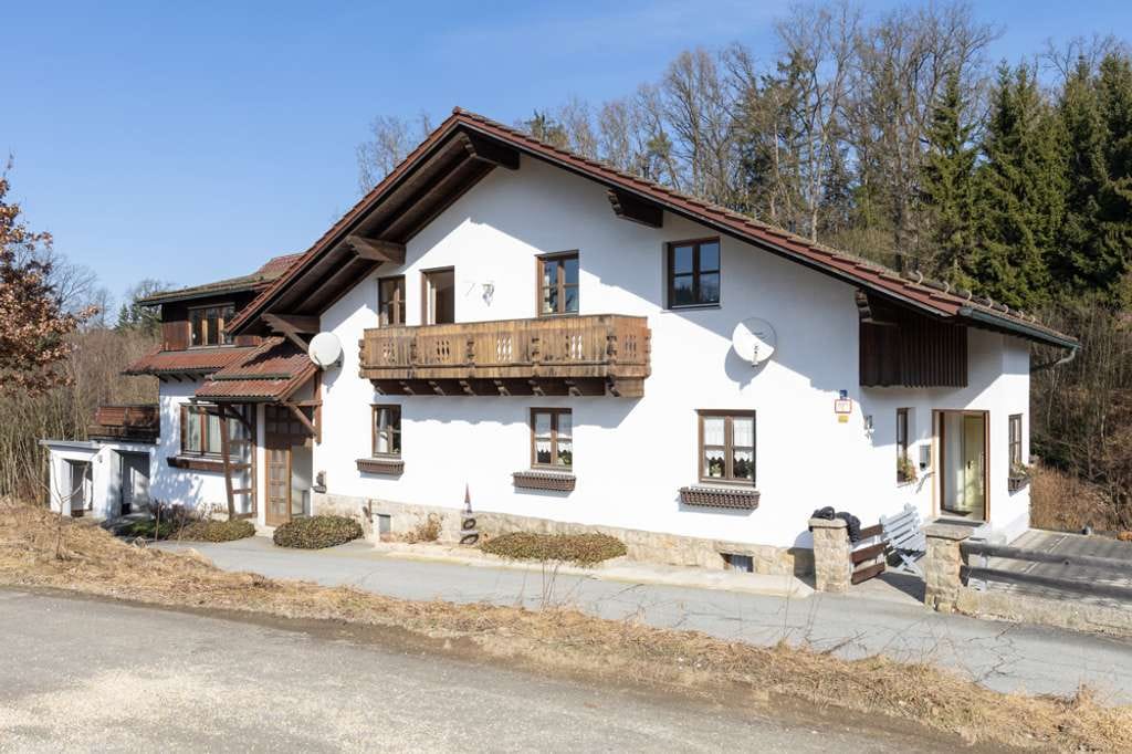 Immobilie in Hutthurm - Hutthurm/Kalteneck: Haus mit 3 Wohnungen - Bild 0