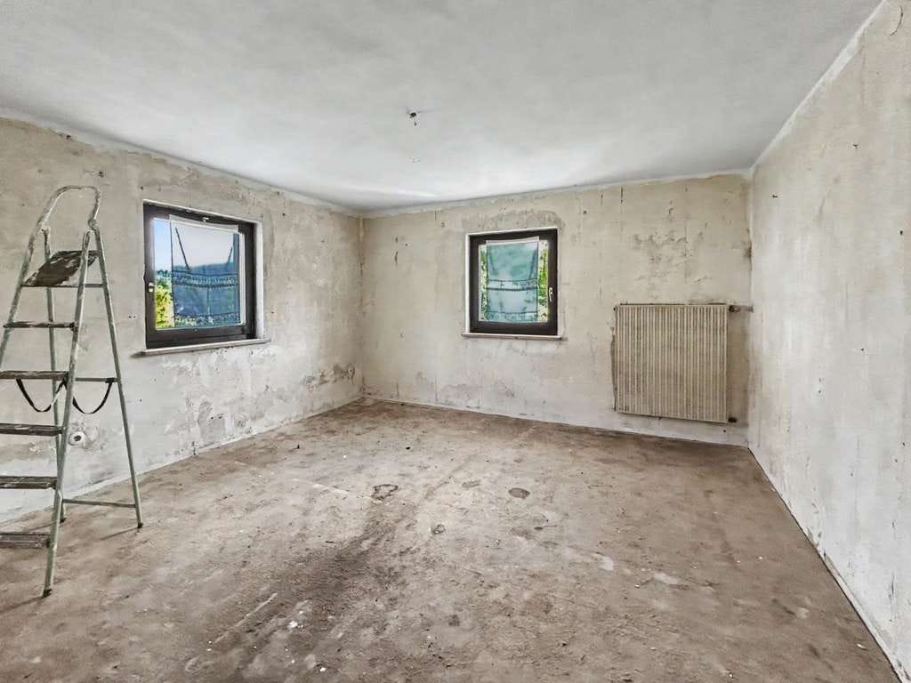 Immobilie in Bayerisch Eisenstein - Bayerisch Eisenstein: Viel Raum für Ideen - Wohnhaus mit Garagen, Werkstatt und Sanierungspotenzial - Bild 3