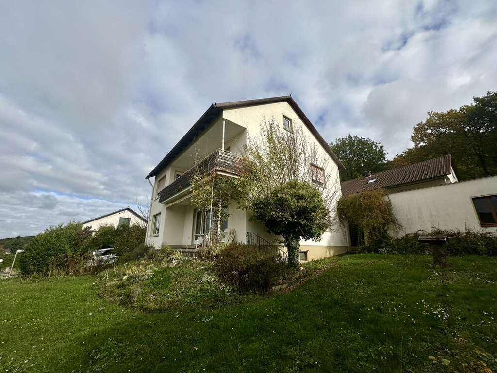 Immobilie in Dittelbrunn - Freiraum-Traum in Dittelbrunn: Charmantes Haus, Garten-Oase & Garage. Viel Platz zum Leben&Genießen! - Bild 2
