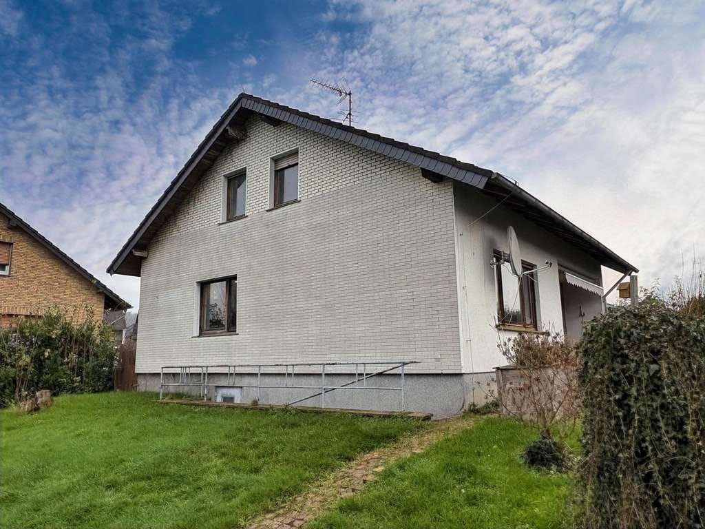 Immobilie in Kalletal - Einfamilienhaus mit großem Grundstück in ruhiger Sackgassenlage in Kalletal-Ortsteil - Bild 0