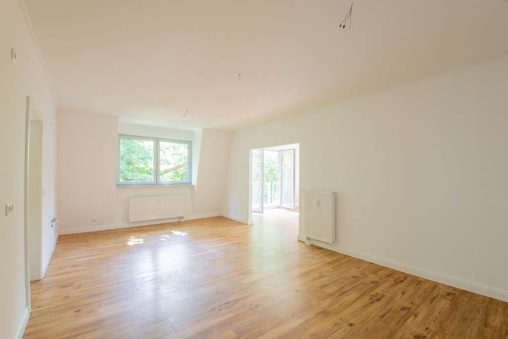 Immobilie in Neuruppin - Exklusive 5-Raum-Dachgeschosswohnung mit Parkblick, Balkon, Aufzug & TG-Stellplatz in Neuruppin - Bild 2