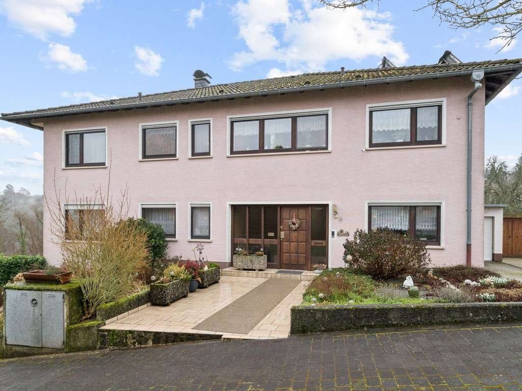 Immobilie in Kastel-Staadt - Raum für Generationen: Ihr teilmodernisiertes Zweifamilienhaus mit PV-Anlage in Kastel-Staadt - Bild 0