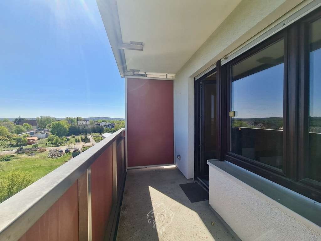Immobilie in Würzburg - Bezugsfrei: 1-Zimmer-Wohnung mit Weitblick, Loggia & Aufzug in Würzburg-Lengfeld - Bild 2