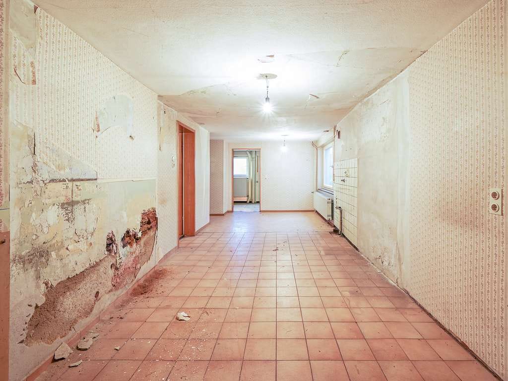 Immobilie in Marxzell - Sanierungsobjekt mit Potential: Zweifamilienhaus, großes Grundstück und viel Platz für Handwerk - Bild 3