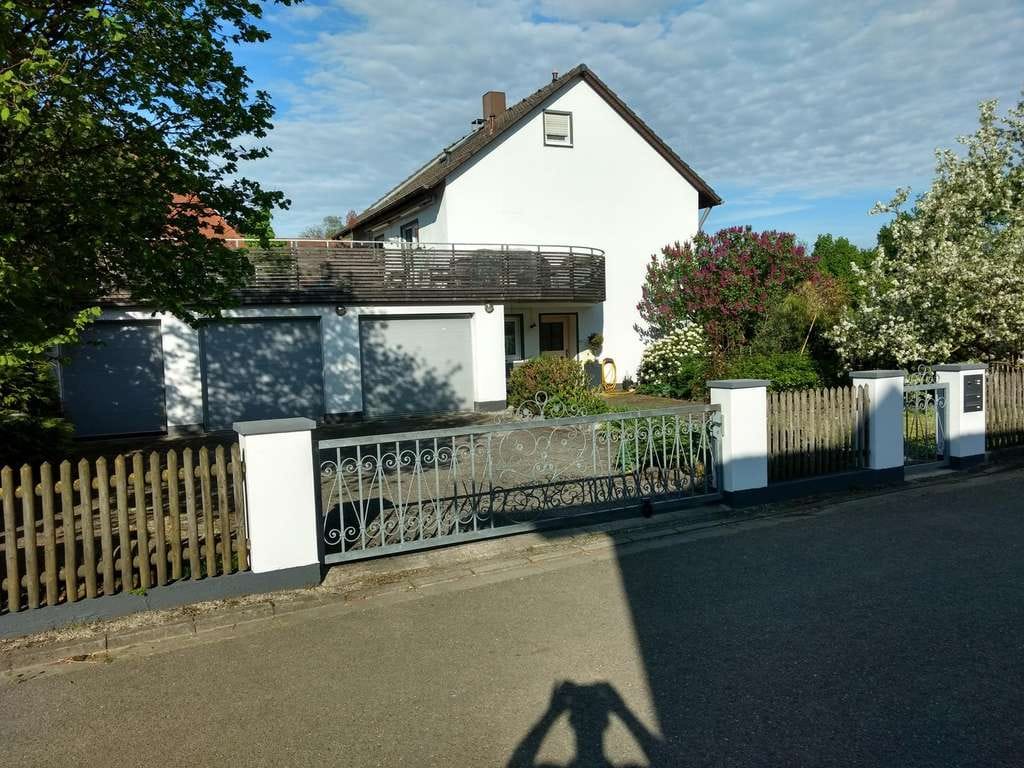 Immobilie in Adelshofen - Freistehendes Einfamilienhaus mit separater Einliegerwohnung - Bild 0
