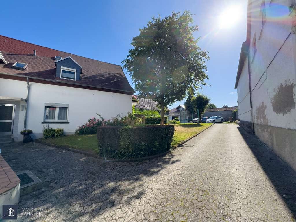 Immobilie in Hundsangen - Kapitalanlage in Hundsangen – Vorder- & Hinterhaus mit 6 Wohneinheiten und Garagen - Bild 3