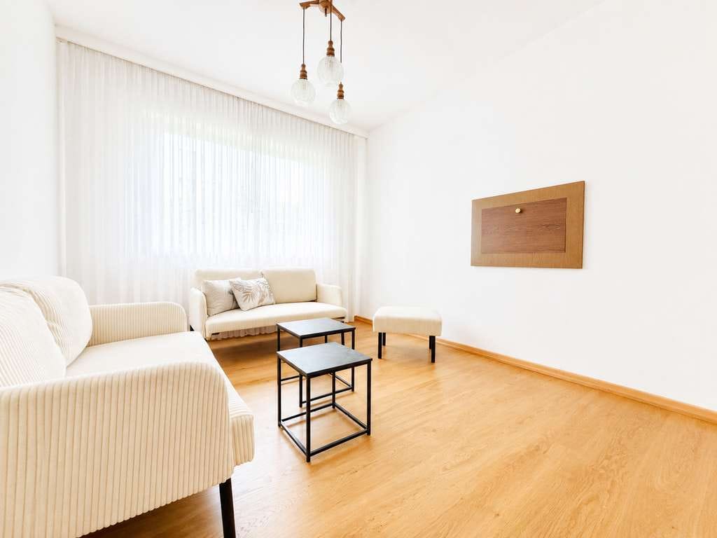 Immobilie in Wermelskirchen - Familienbungalow in einzigartiger Waldlage mit Atelier, großem Garten & Hallenbad - Bild 4