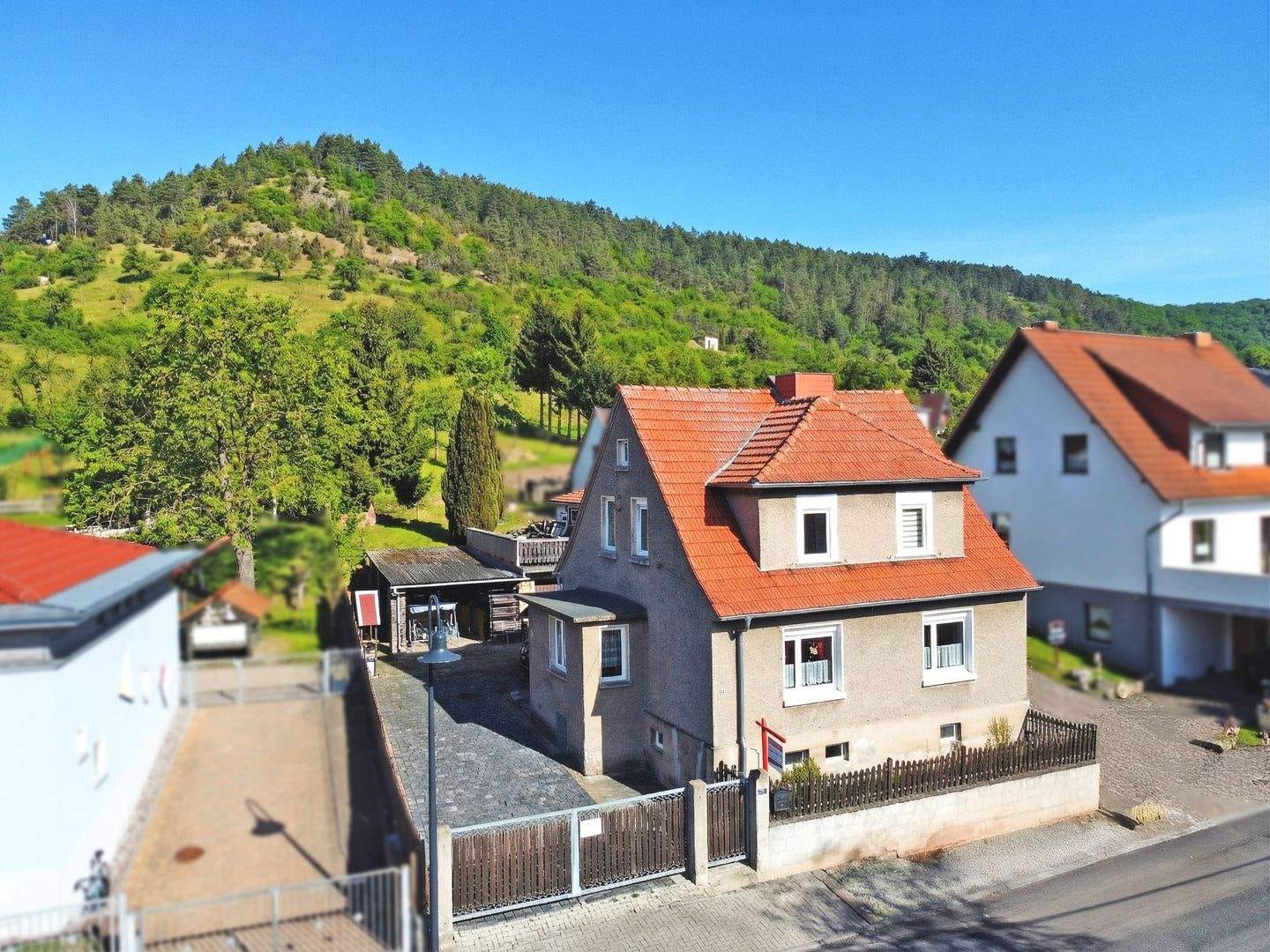 Immobilie in Treffurt - Naturnah wohnen im Werratal - Familienfreundliches Einfamilienhaus mit Garage, Carport, großem Garten und traumhafter Terrasse in Falken - Bild 0