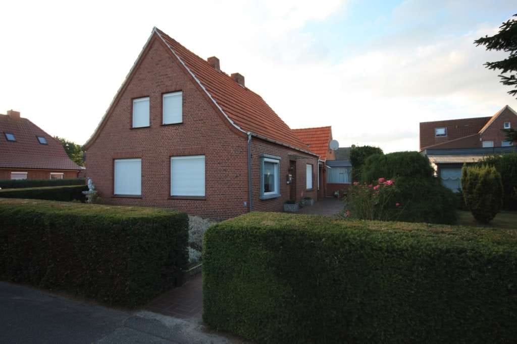 Immobilie in Weener - * Großes Grundstück * 4 Zimmer * Heizung von 2018 * Nebengebäude ca. 150 m² * Gäste WC * - Bild 1