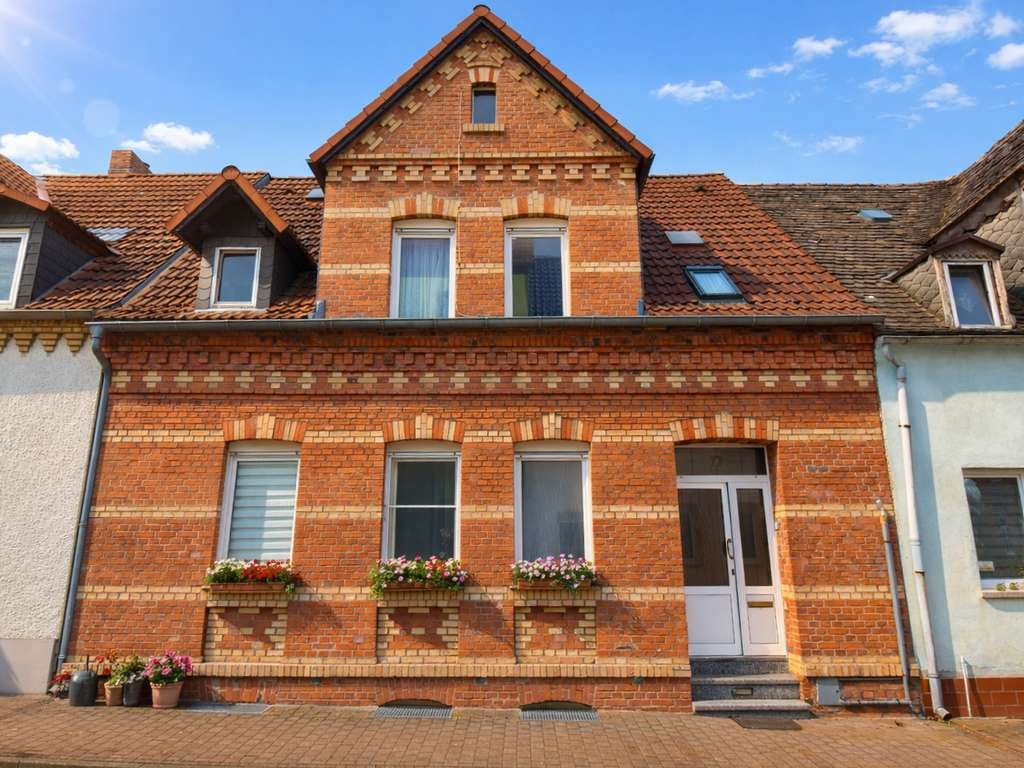 Immobilie in Lutherstadt Eisleben - Reihenhaus mit Potenzial - nutzbar als Ein - bzw. Zweifamilienhaus - Bild 1