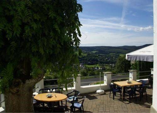 Immobilie in Pelm - In einer einmaligen TOPLAGE mit einem wunderschönen Weitblick verkaufen wir ein Restaurant / Ausflugslokal mit einer großen Wohnung, gelegen neben dem - Bild 2