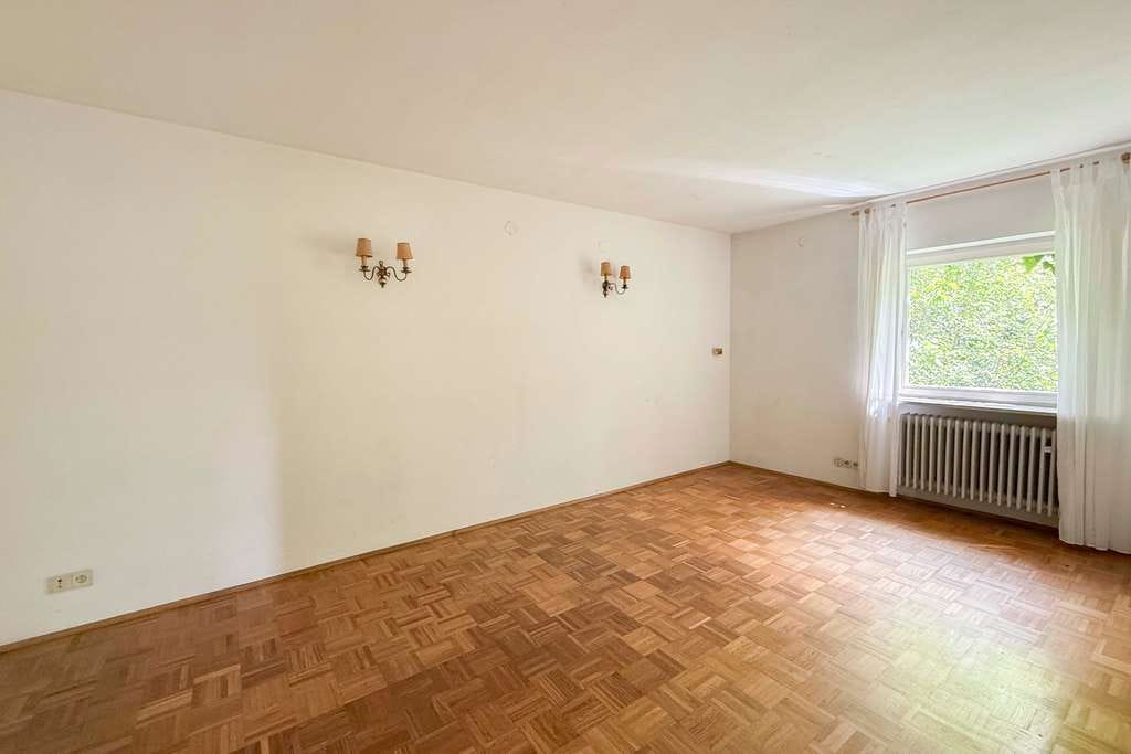Immobilie in Bruckmühl - Großzügiges Wohnhaus mit Sanierungs- und Gestaltungspotenzial nahe der Mangfall - Bild 1