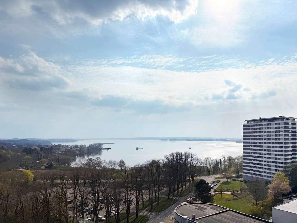 Immobilie in Plön - Wohnen mit Panorama – Stilvolle Wohnung im 11. OG mit Blick über den Plöner See - Bild 1