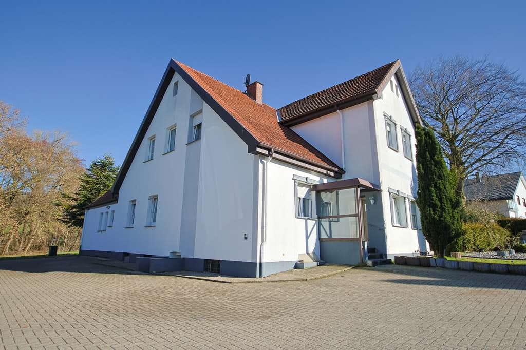 Immobilie in Hiddenhausen - 4Familienhaus mit 365 m² Wohnfläche & 2.500 m² Grundstück – attraktive Kapitalanlage in Hiddenhausen - Bild 1
