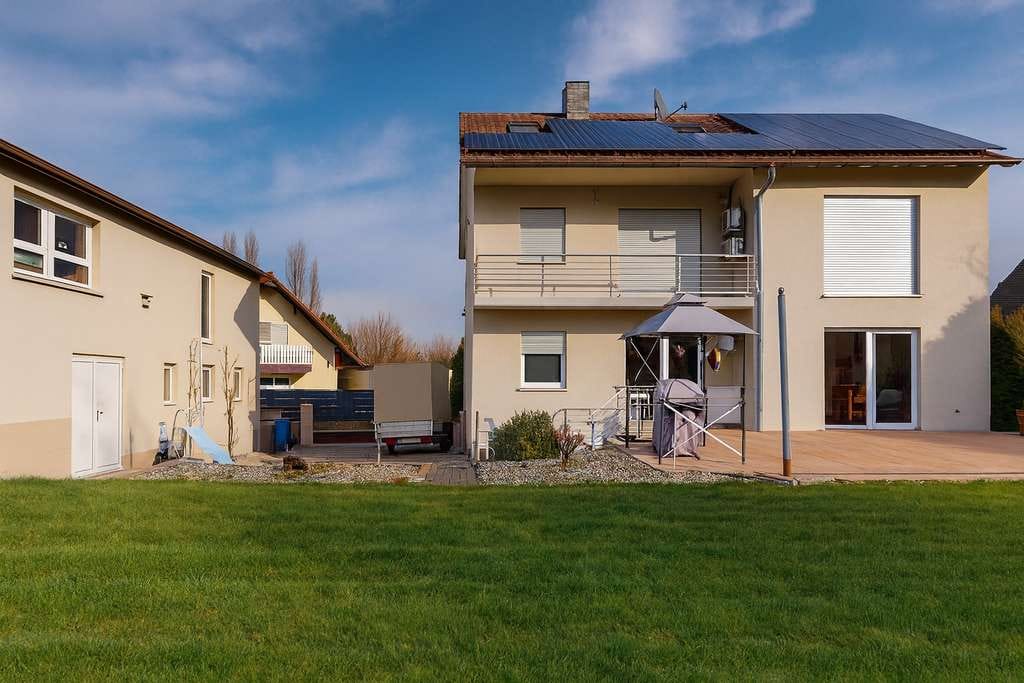 Immobilie in Flomborn - Modernes Einfamilienhaus mit Smart-Home, Heimkino, PV-Anlage und großem Grundstück - Bild 2