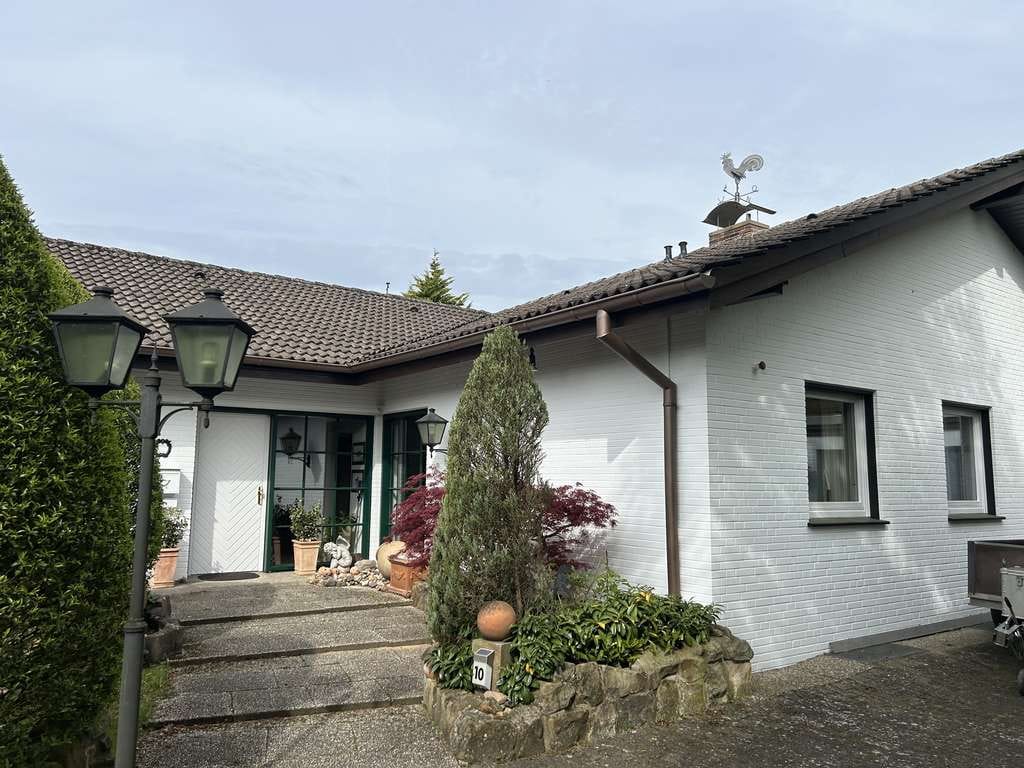 Immobilie in Warendorf - Großzügiger, modern geschnittener Eckbungalow mit Kamin, gepflegtem Garten & Garagen, beste Wohnlage - Bild 0