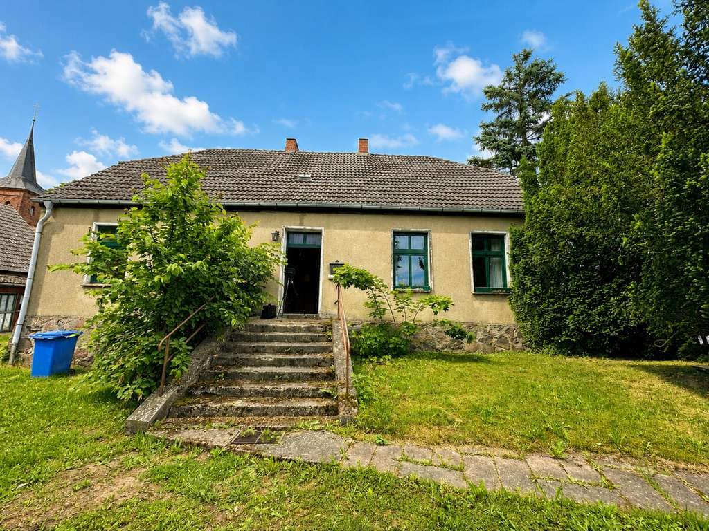 Immobilie in Blankensee - Sanierungsbedürftige alte Schule mit separatem Gästehaus in der Feldberger Seenlandschaft zu verkauf - Bild 1