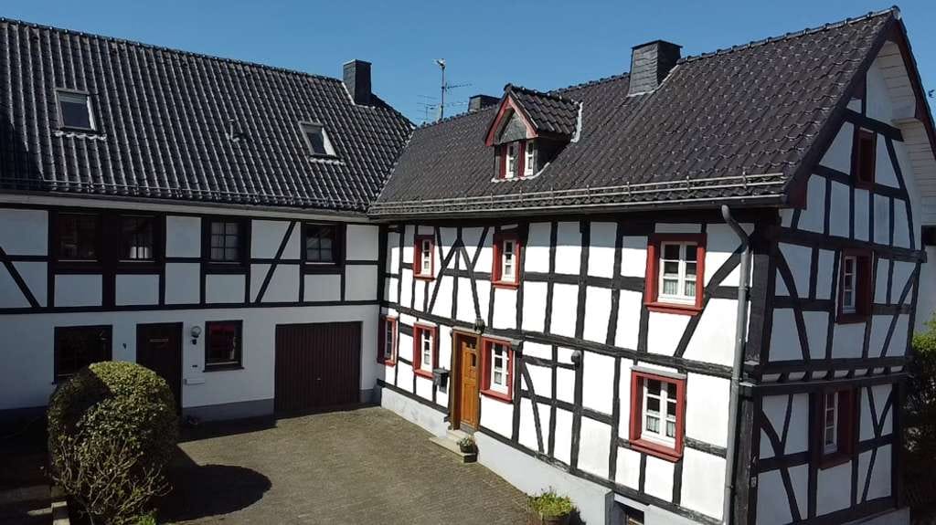 Immobilie in Nettersheim - Vielseitiges Wohnensemble mit zwei Häusern! Wohnen, Arbeiten und Leben unter einem Dach - Bild 2