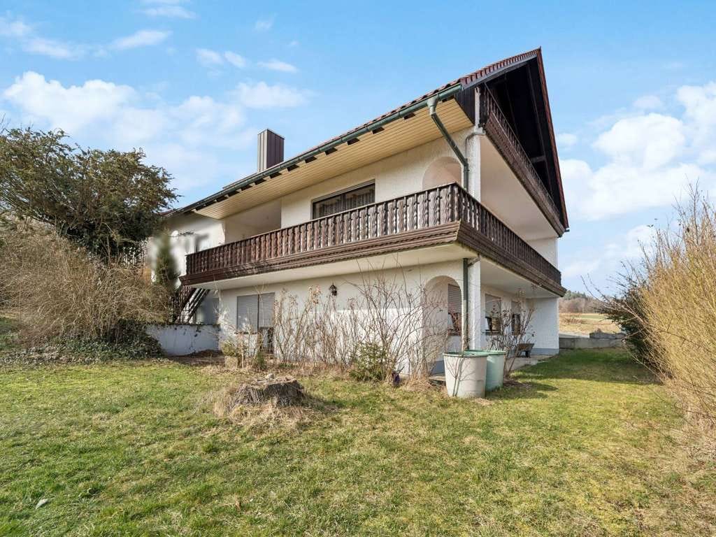 Immobilie in Vohenstrauß - Großzügiges Einfamilienhaus mit Einliegerwohnung und Ausbaupotenzial in Kaimling/Vohenstrauß - Bild 0