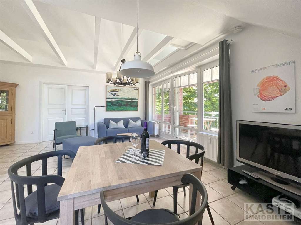 Immobilie in Bastorf - Rerik | voll möbliertes Penthouse-Apartment mit Balkon, Kamin und fußläufig zum Sandstrand - Bild 1