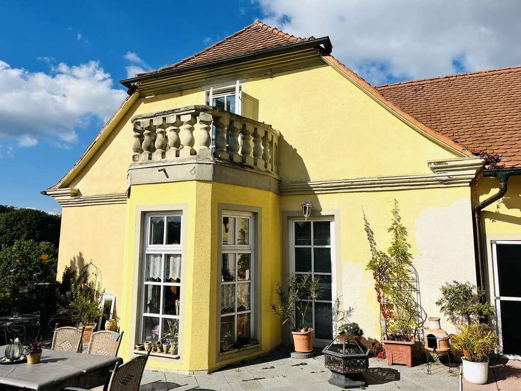 Immobilie in Eltmann - SCHMUCKSTÜCK IM GRÜNEN! Stilvolles Haus mit Einliegerwohnung und Poolanlage auf einem sonnenverwö - Bild 3