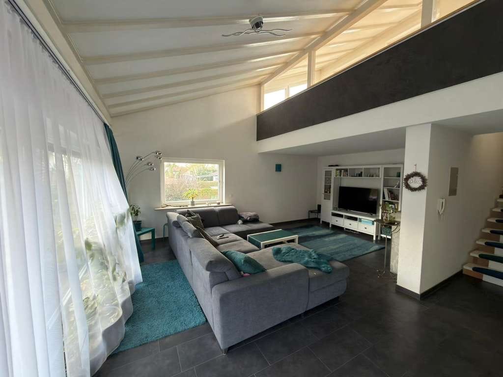 Immobilie in Neulingen - Modernes EFH, 210 qm Wohnfläche, 3 Bäder, PV Anlage , 5,9 a großes Erbpachtgrundstück - Bild 2
