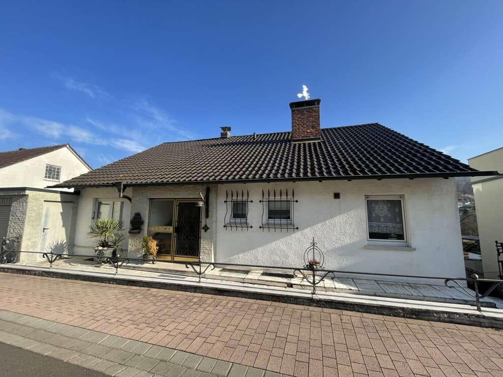 Immobilie in Elsenfeld - Herrlicher Ausblick und ruhige Lage ... Einfamilienhaus mit viel Platz zum Ausbreiten! - Bild 0