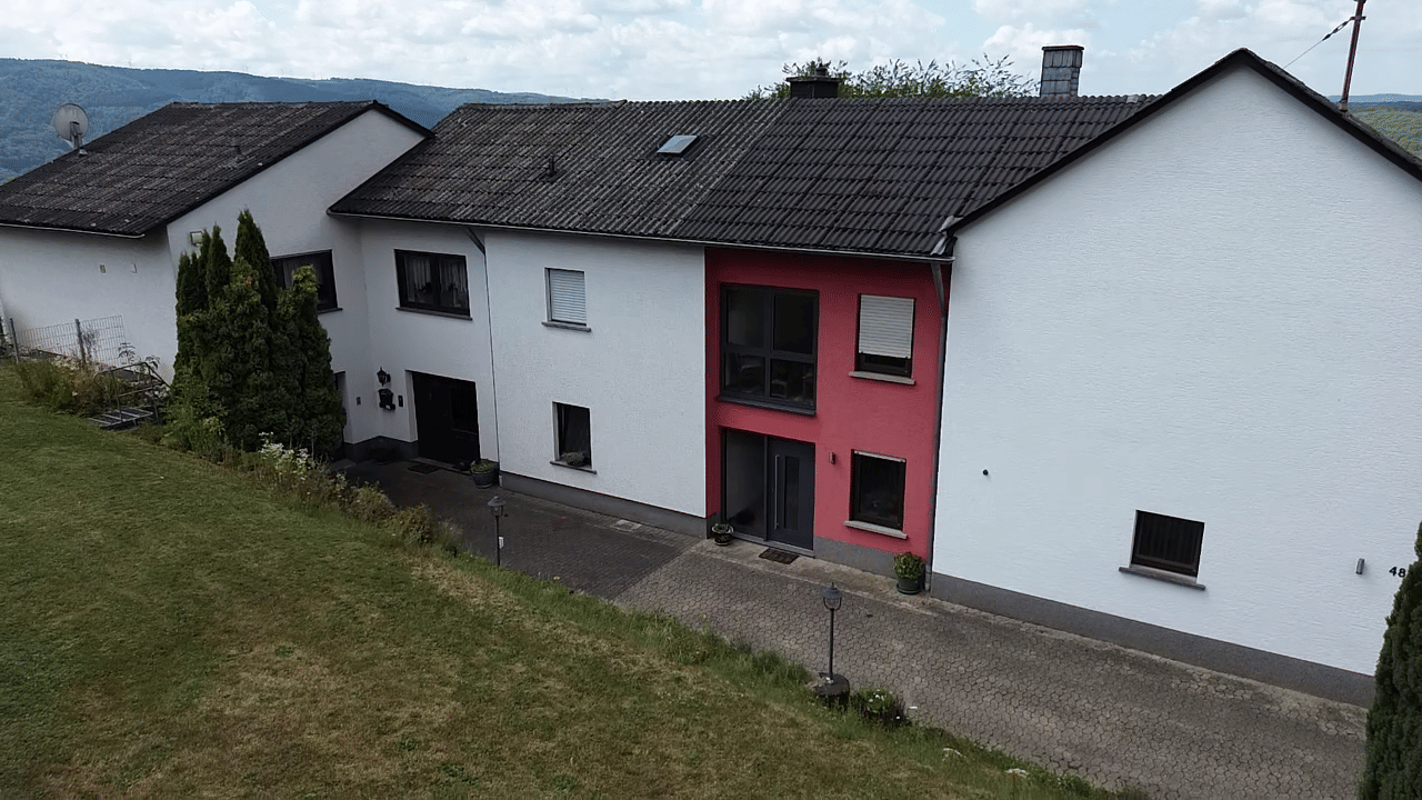 Immobilie in Bernkastel-Kues - Wohnen über der Mosel: Modernisiertes Doppelangebot mit großem Grundstück - Bild 1