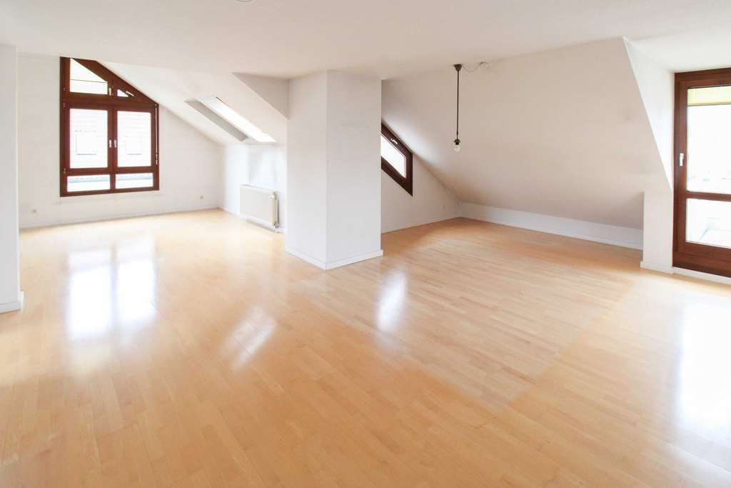 Immobilie in Bietigheim-Bissingen - Lichtdurchflutetes Familienidyll am Feldrand: 4,5 Zimmer mit Balkon und zwei Garagen! - Bild 2