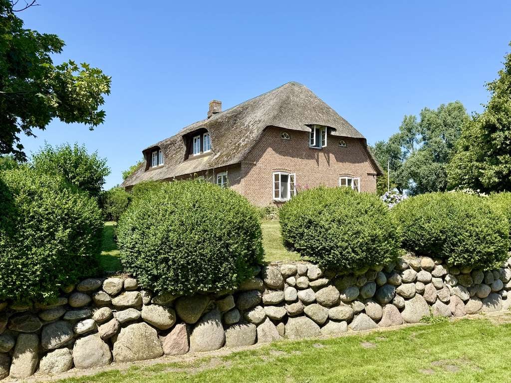 Immobilie in Emmelsbüll-Horsbüll - Exklusives Landhaus in Einzellage unter Reet an der Nordsee - Bild 2