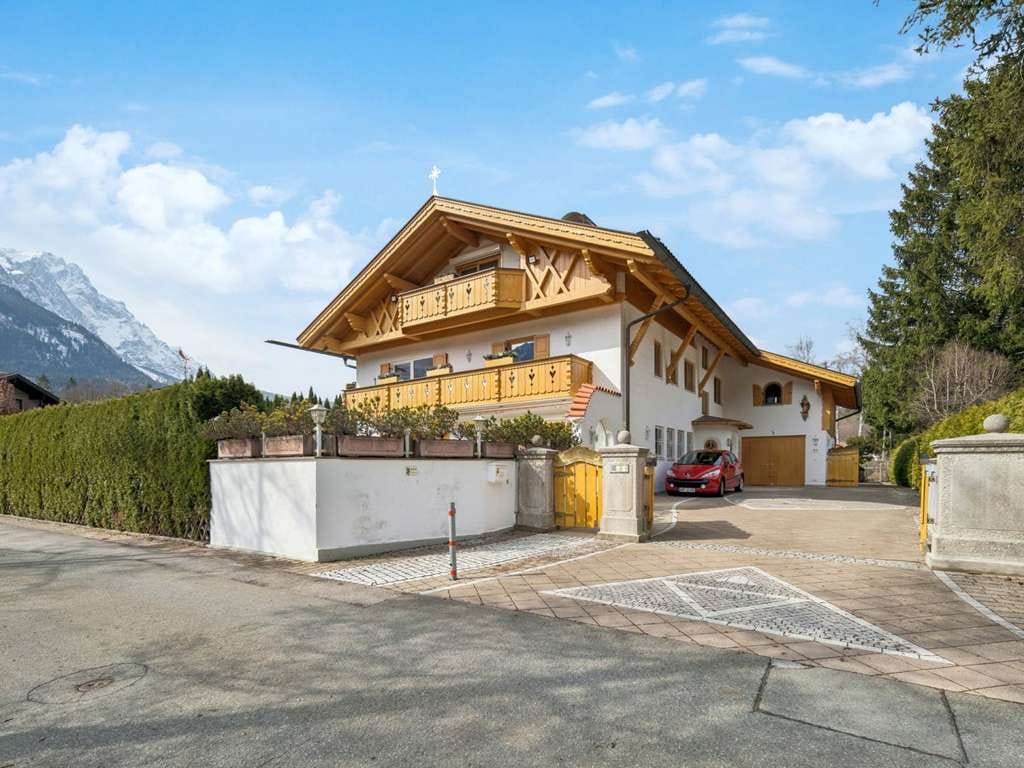 Immobilie in Grainau - Grainau: Repräsentatives Landhaus mit großem Garten und separatem Gästehaus - Bild 1