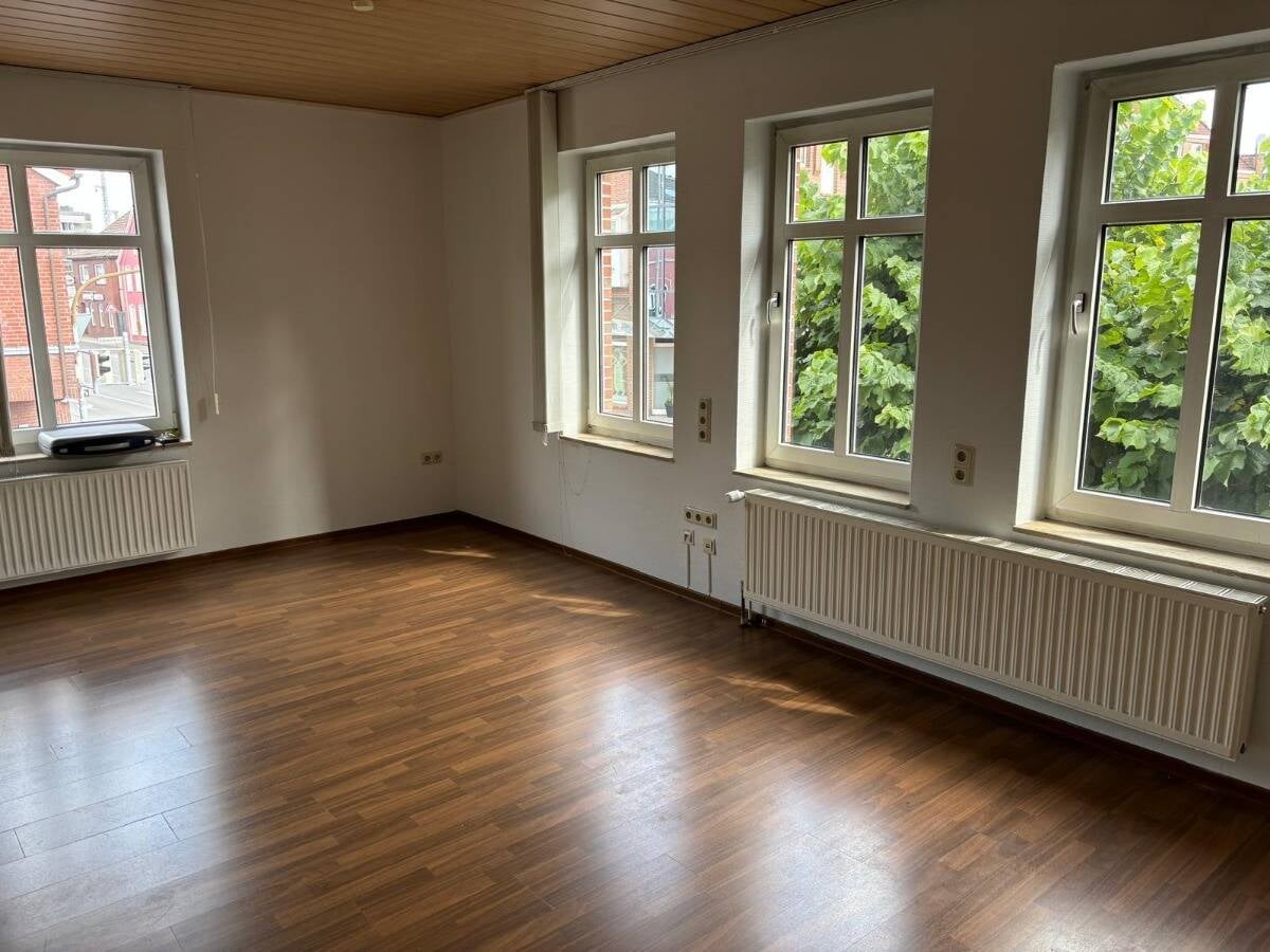 Immobilie in Leer - VOLLVERMIETETES WOHN/- UND GESCHÄFTSHAUS IN HOCHFREQUENTIERTER BESTLAGE VON LEER - Bild 3