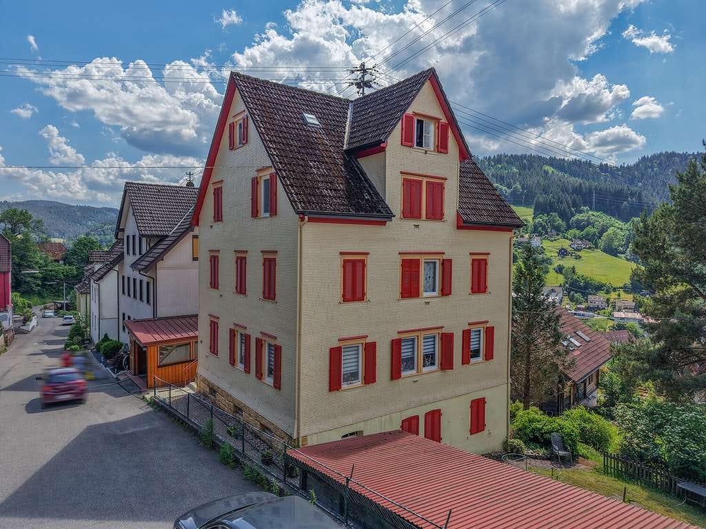 Immobilie in Schramberg - Kapitalanlage mit traumhaftem Schwarzwaldblick!
Mehrfamilienfamilienhaus mit 4 Einheiten! - Bild 0