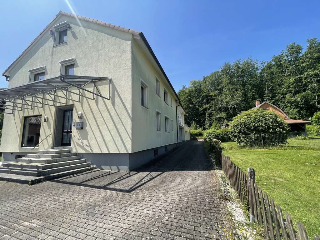 Immobilie in Grebenhain - Einfamilienhaus mit Gewerbeeinheit und Garagen in beliebter Lage von Hochwaldhausen! - Bild 1