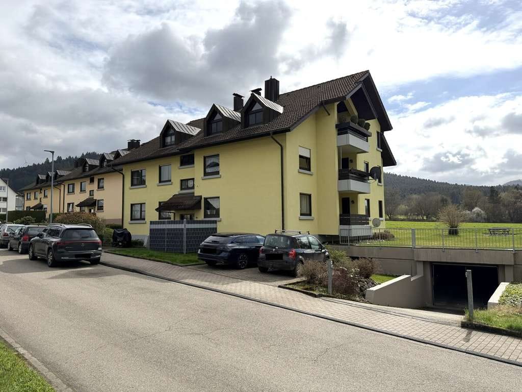 Immobilie in Zell am Harmersbach - Bezugsfreie 4,5-Zimmer-Wohnung mit Loggia und Tiefgaragenstellplatz in ruhiger Lage - Bild 0