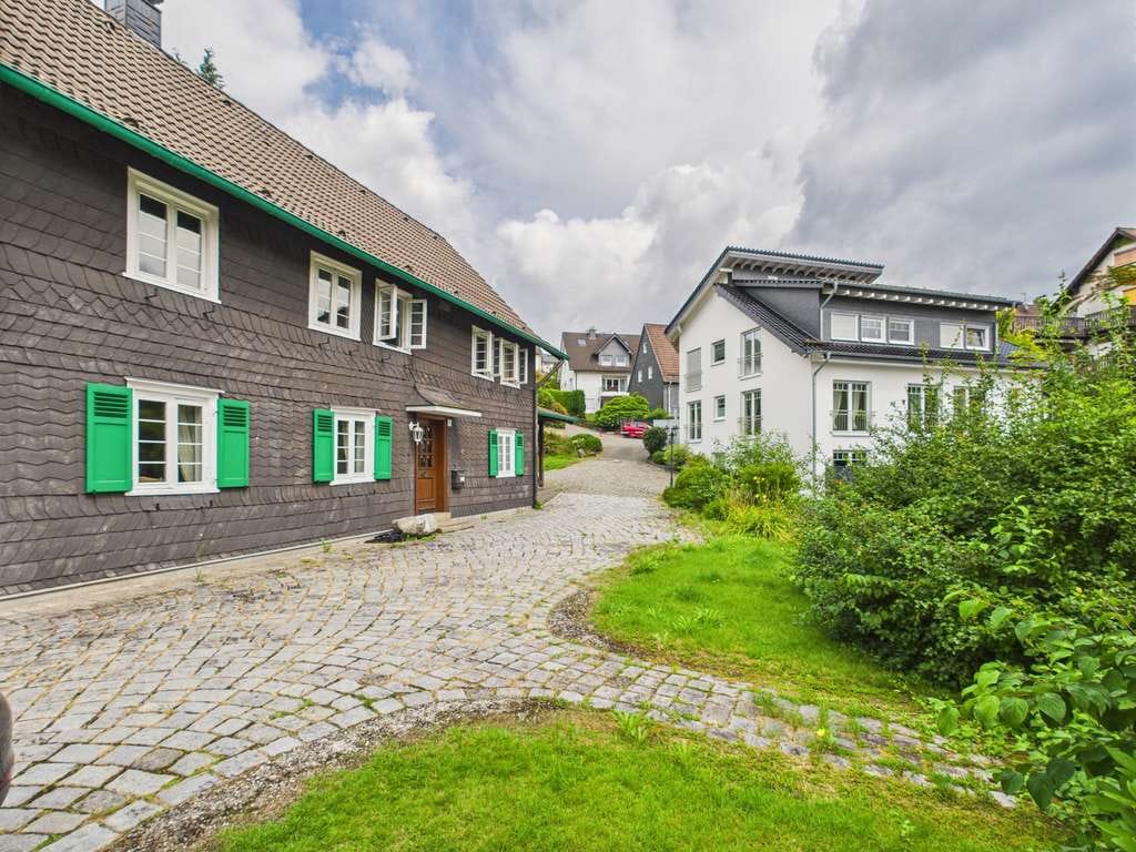 Immobilie in Wermelskirchen - Charmantes Einfamilienhaus in Top-Lage mit Einliegerwohnung und großzügigem Carport - Bild 1