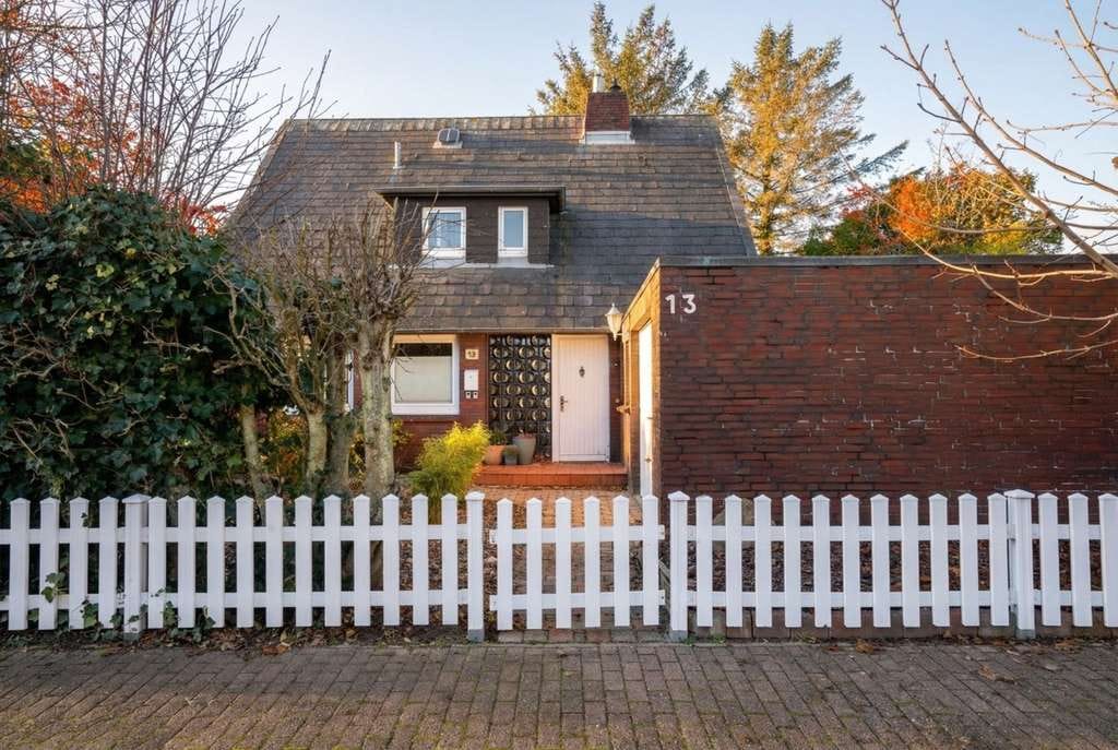 Immobilie in Wenningstedt-Braderup (Sylt) - Zweifamilienhaus mit Heidenpanorama in Wenningstedt - Bild 0