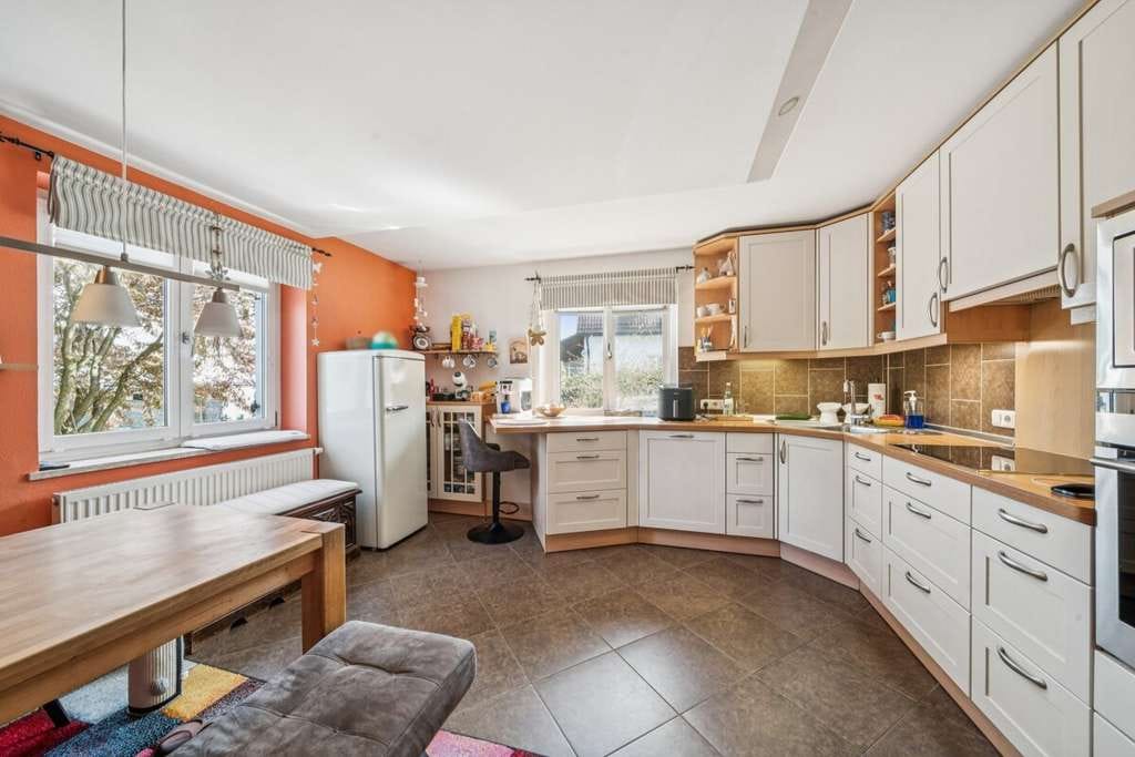 Immobilie in Mainburg - Zweifamilienhaus mit viel Platz, Garten und Perspektive! - Bild 3