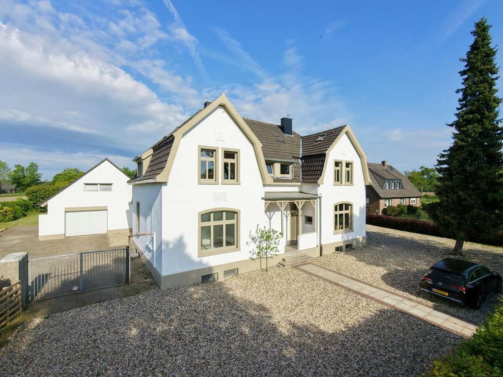 Immobilie in Kalkar - Doppeltes Wohnhaus mit großer Garage (eine Hälfte muß noch renoviert werden)) - Bild 0