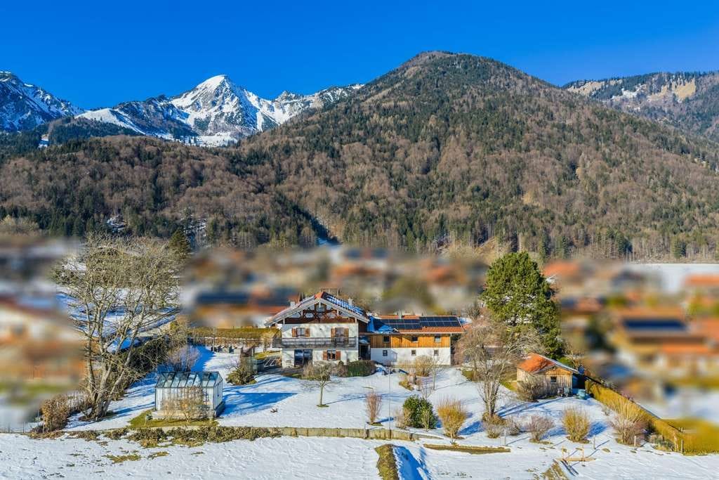 Immobilie in Schleching - Rarität in malerischer Lage:
Einzigartiges Anwesen im Landhaus-Stil mit Gästebereich und Alpenblick - Bild 2